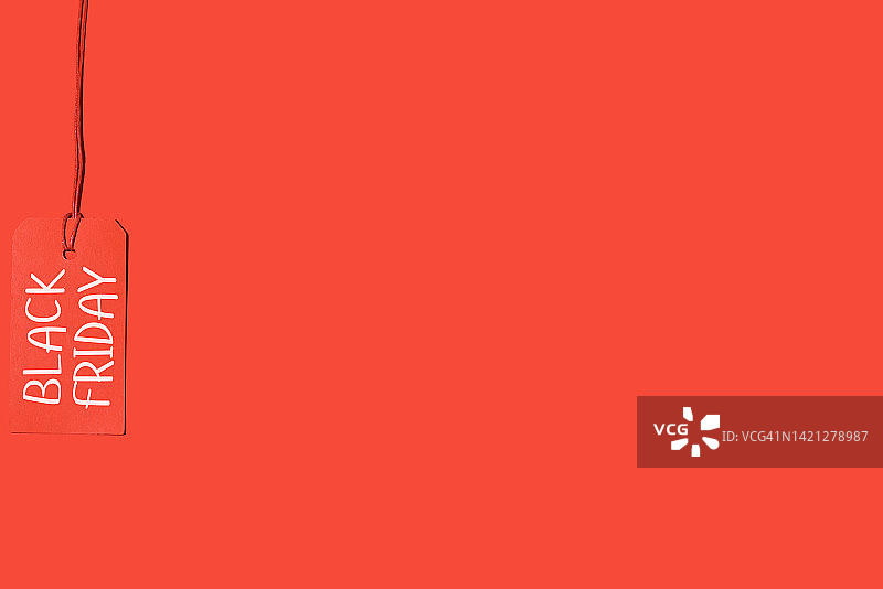红色背景上的“黑色星期五”促销标签图片素材