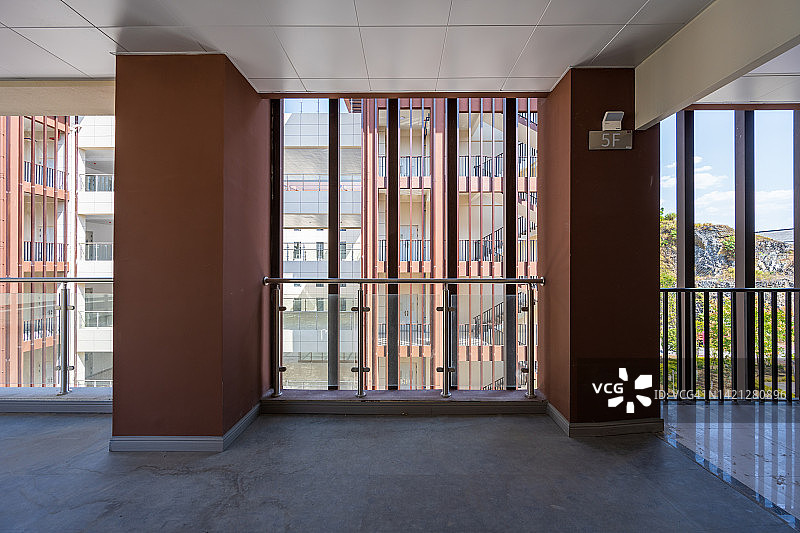 公立学校教学楼走廊图片素材