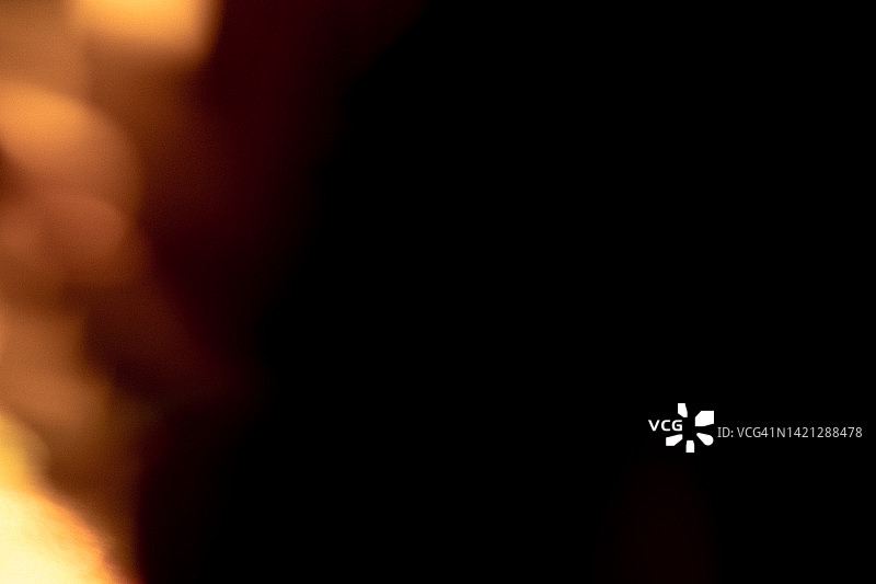 黑色背景上的彩色彩虹漏光纹理图片素材