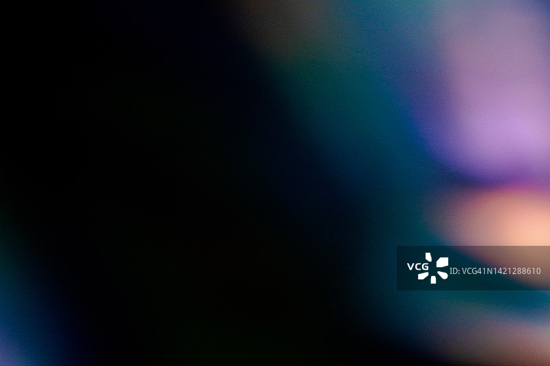 黑色背景上的彩色霓虹全息漏光图片素材