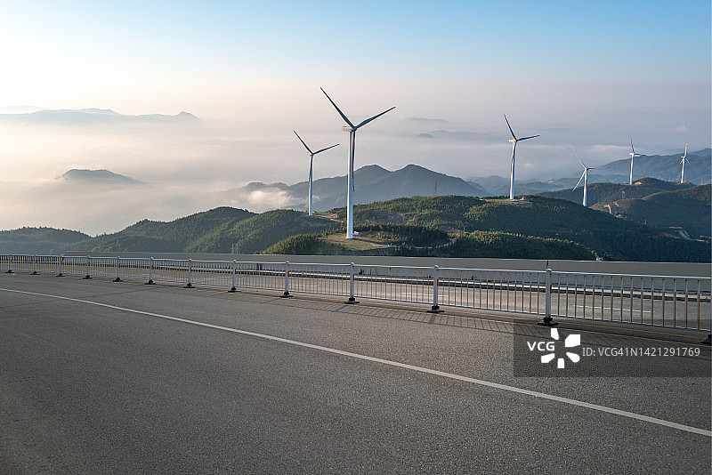 山顶公路旁的风力发电站图片素材