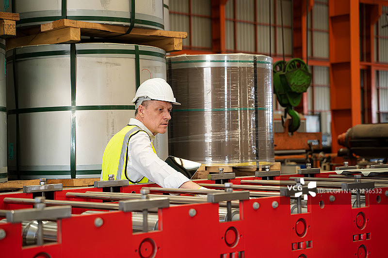 在金属工厂工作的工业技术工人图片素材