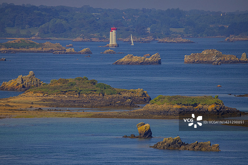 从法国布列塔尼布雷阿岛圣米歇尔教堂顶部的景色图片素材