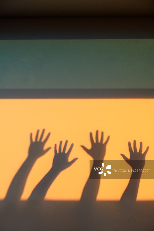 墙上的几只手的影子图片素材