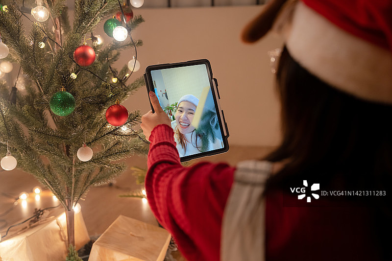 青少年使用现代科技庆祝圣诞节图片素材