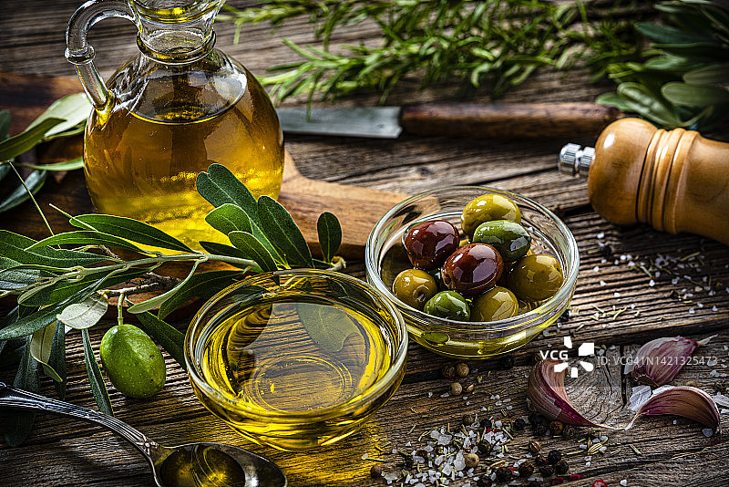乡村木桌上的橄榄与特级初榨橄榄油图片素材