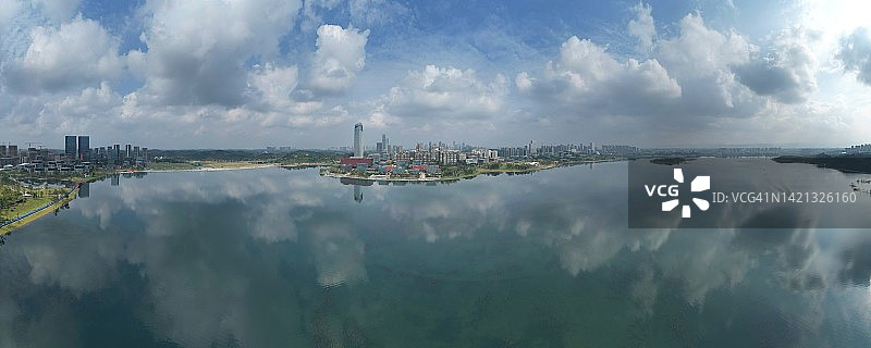 阳光明媚的成都新城湖泊航拍图片素材