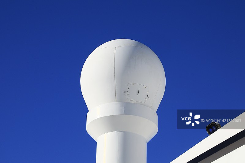 船桅上的封闭式雷达天线图片素材