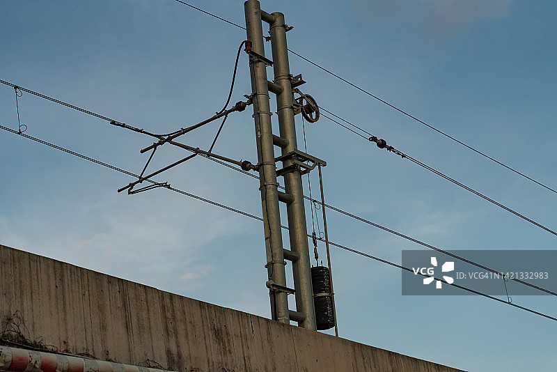 轨道上的电线杆和电线图片素材