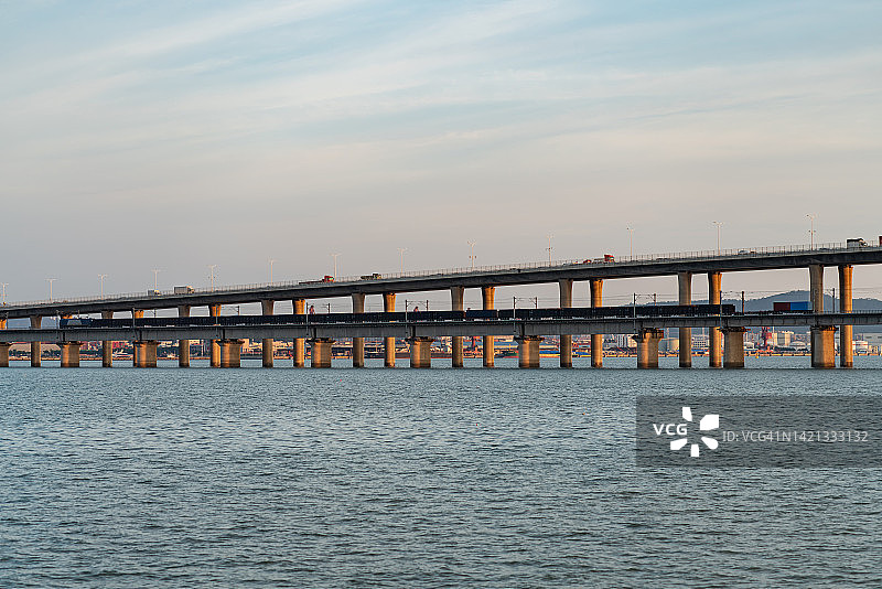 海上大桥交通流图片素材