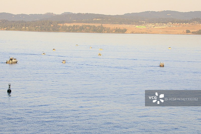 停靠小型渔船的内湾水域图片素材