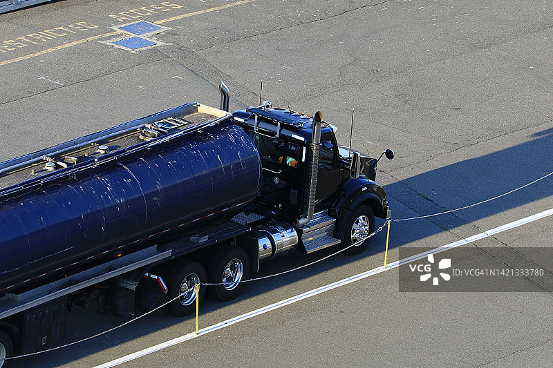 带有液体燃料拖车的半挂卡车图片素材