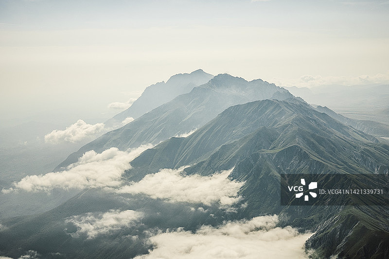 山脉顶视图：航拍景观图片素材