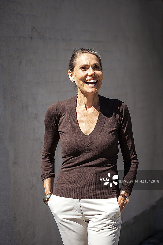 笑容满面的中年妇女肖像图片素材