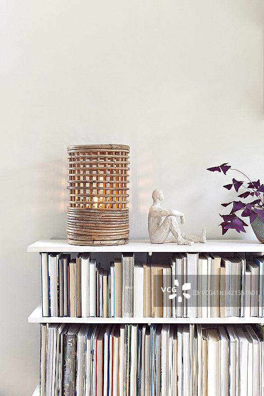 书架上的灯和小雕像图片素材