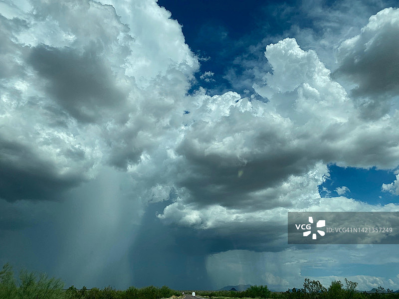 沙漠公路季风季节的微爆发图片素材