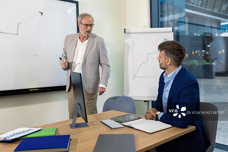 办公室同事进行非正式讨论图片素材