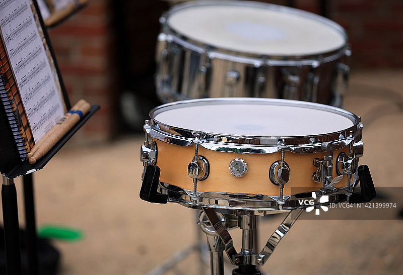 两面闪亮的军鼓，带硬件、鼓槌和音符图片素材