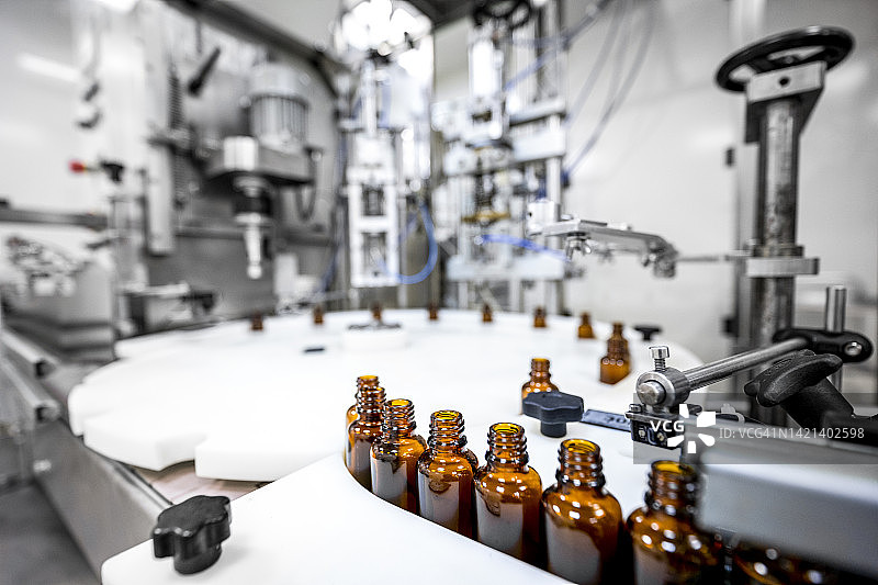 聚焦药剂实验室内排列整齐的棕色瓶子图片素材