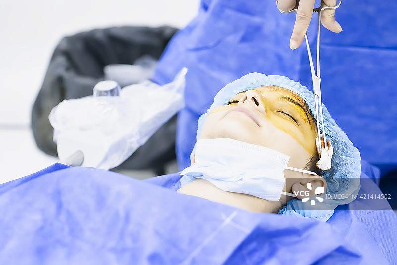 使用碘伏消毒面部图片素材