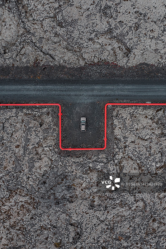 冰岛地热管道穿过熔岩平原停放的越野车无人机图像图片素材