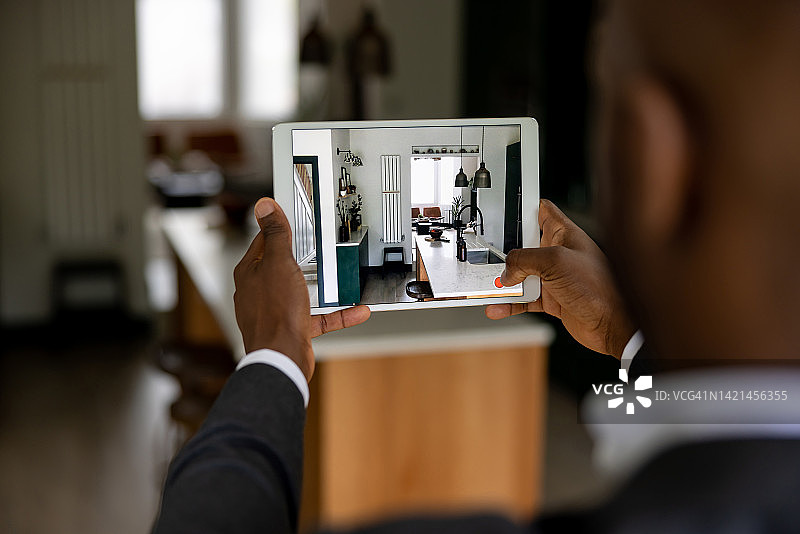 房地产经纪人使用平板电脑进行房屋虚拟导览图片素材