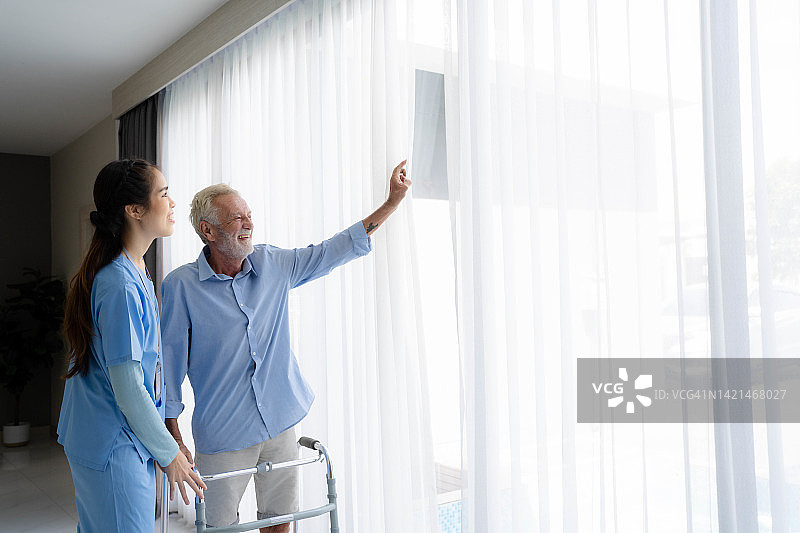 年长的病人与护理人员一起进行物理治疗图片素材