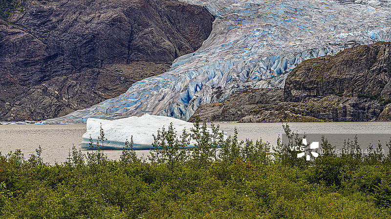 正在消融的门登霍尔冰川和冰块图片素材