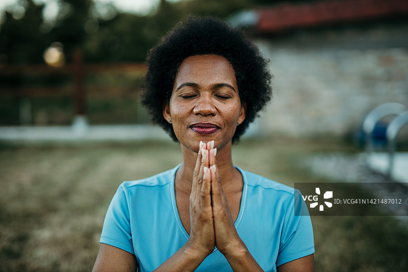 合十礼，感谢瑜伽图片素材