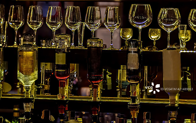 餐厅背景，吧台上模糊的威士忌图片素材