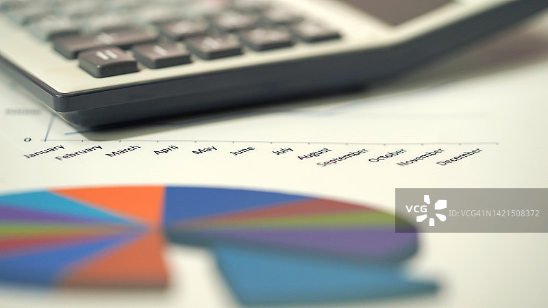 图表和计算器及文案空间图片素材