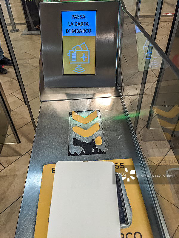 乘客在自动检票闸机上放置车票图片素材