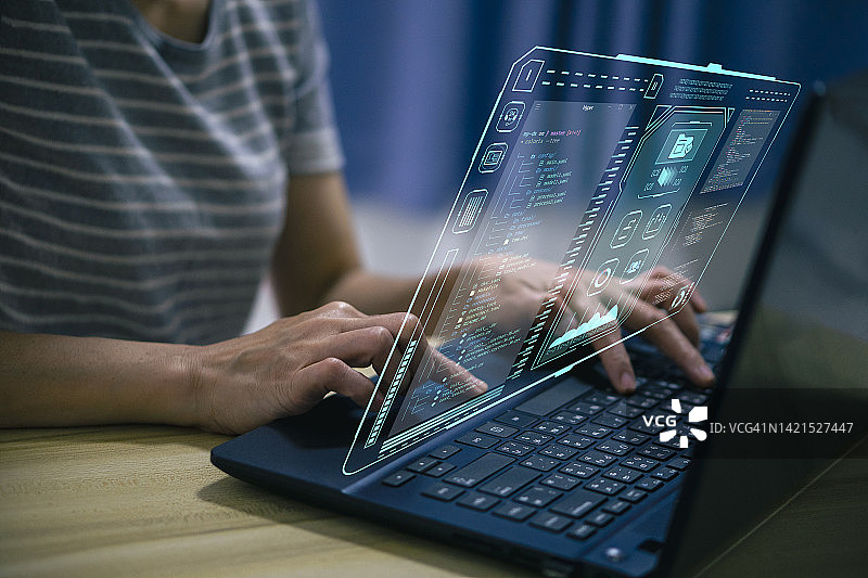 分析师在电脑上进行商业分析与数据管理图片素材