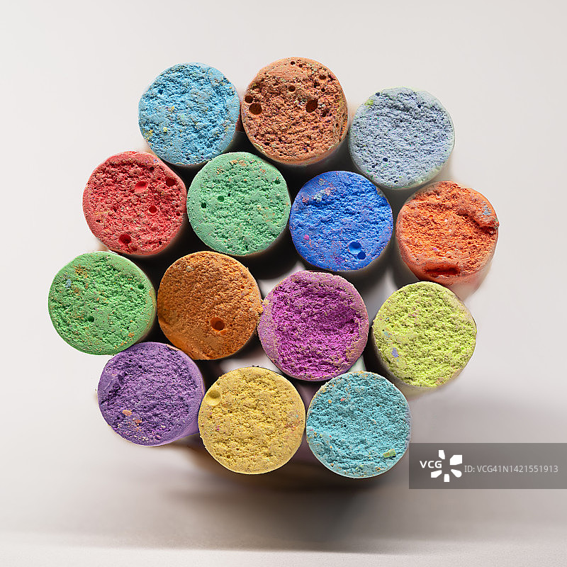 彩色粉笔俯视特写图片素材