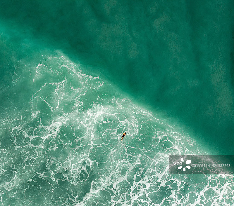 尼亚斯岛冲浪者航拍视角，印度尼西亚北苏门答腊图片素材