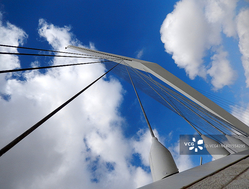 耶路撒冷入口处的弦桥，蓝天白云下的低角度景观图片素材