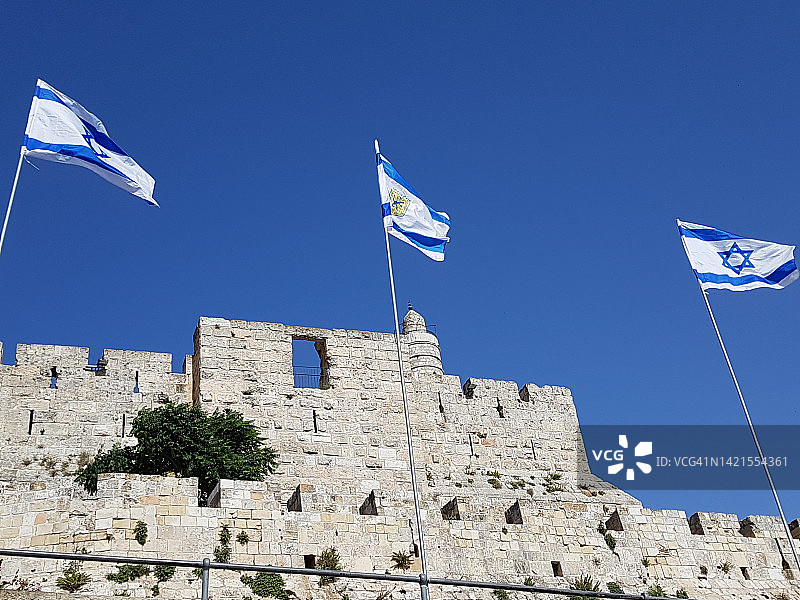 耶路撒冷大卫城堡上的以色列国旗和耶路撒冷旗帜图片素材
