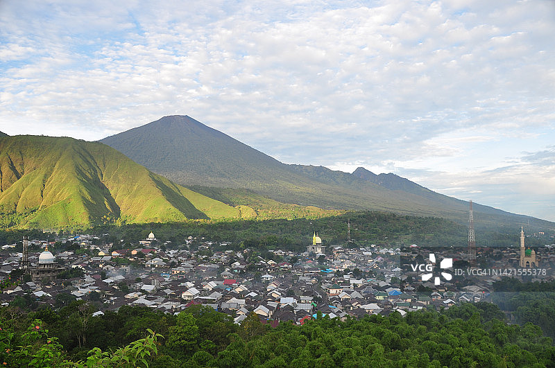 印度尼西亚龙目岛森巴伦村清真寺和林贾尼火山鸟瞰图片素材