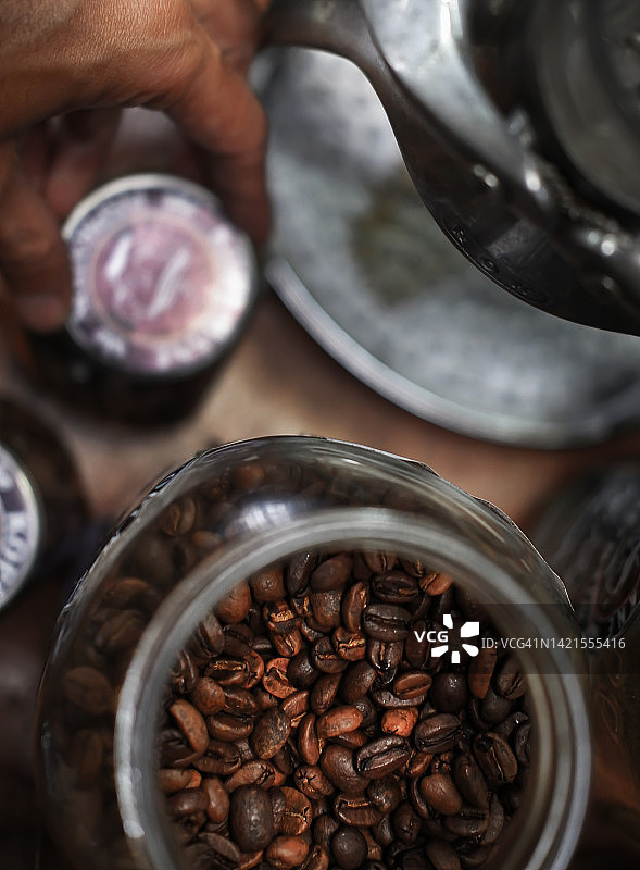 准备制作咖啡的手的俯视图图片素材