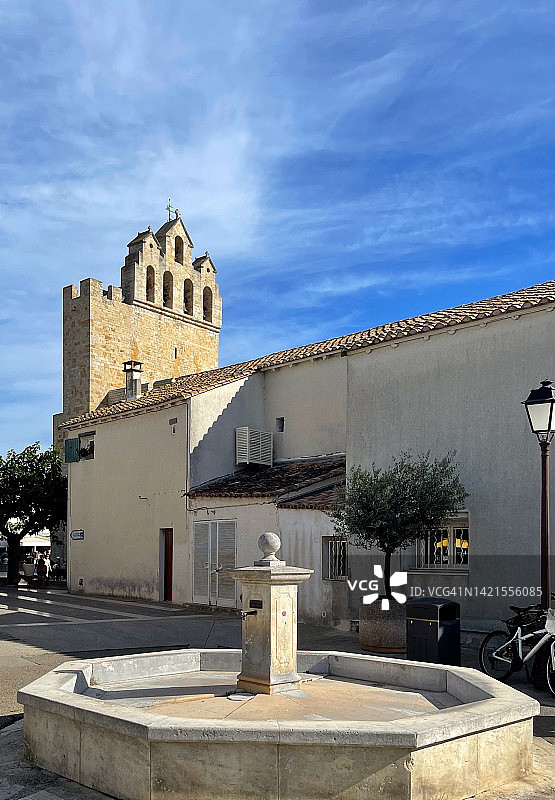 圣玛丽德拉梅尔教堂前的喷泉，阿尔勒，罗讷河口省，普罗旺斯-阿尔卑斯-蓝色海岸，法国图片素材