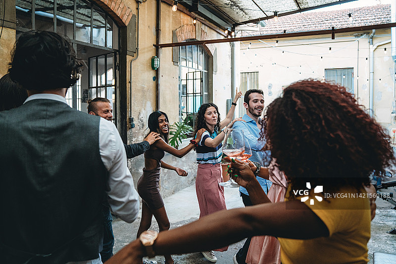 朋友们一起跳孔加舞图片素材