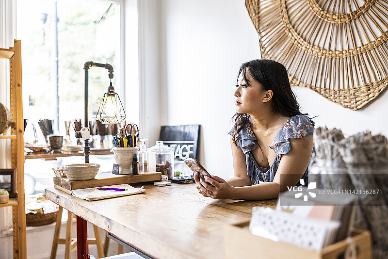 在商店里的女性小企业主肖像图片素材