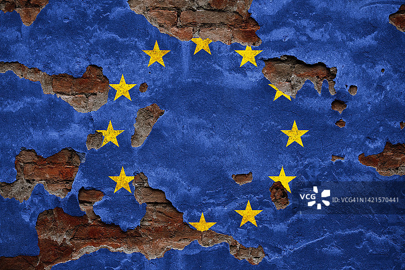 破损墙壁上的欧盟旗帜图片素材