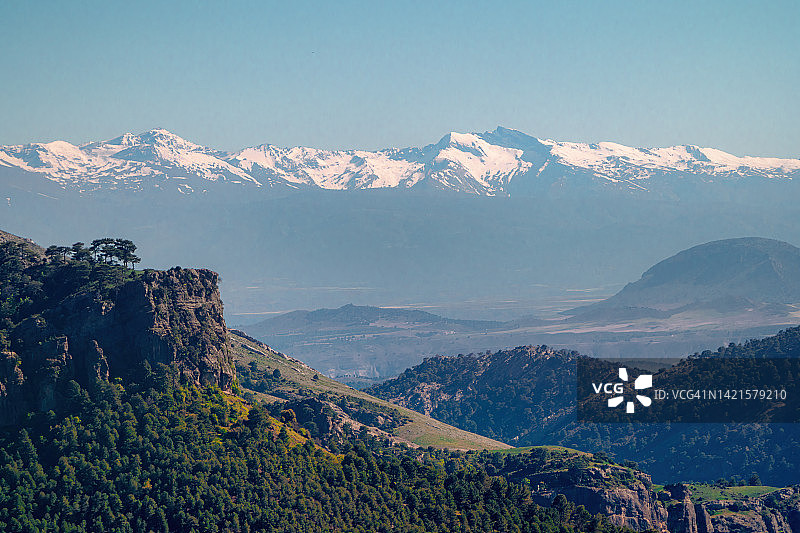 从卡索拉山和塞古拉山脉自然公园眺望内华达山脉（格拉纳达）图片素材