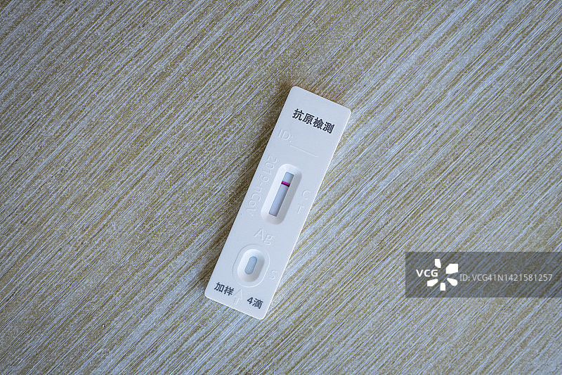 桌子上的抗原检测试剂盒图片素材