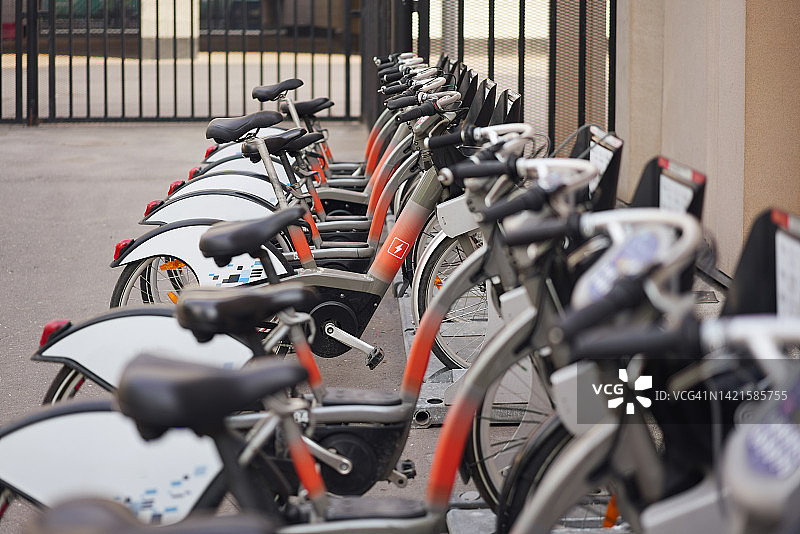 街道上的电动自行车图片素材