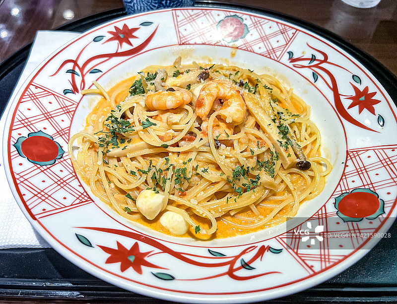 原宿意大利餐厅的番茄奶油马苏里拉奶酪虾仁意面图片素材
