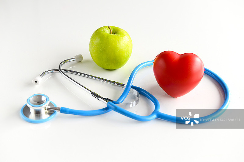 听诊器、苹果和红色爱心（白色背景）图片素材