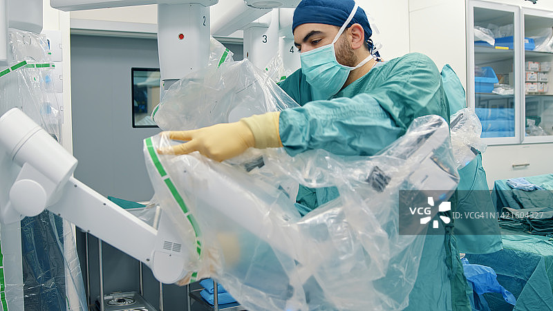 手术室护士准备用于外科手术的手术机器人图片素材