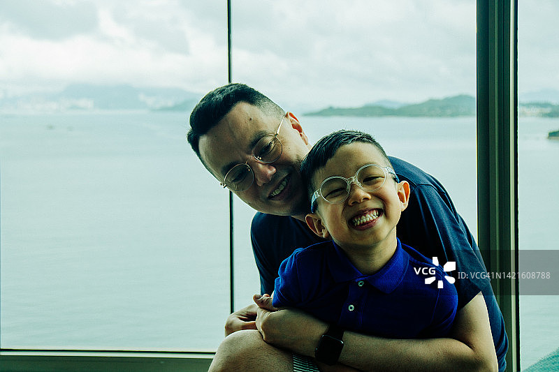 父子周末居家度假图片素材